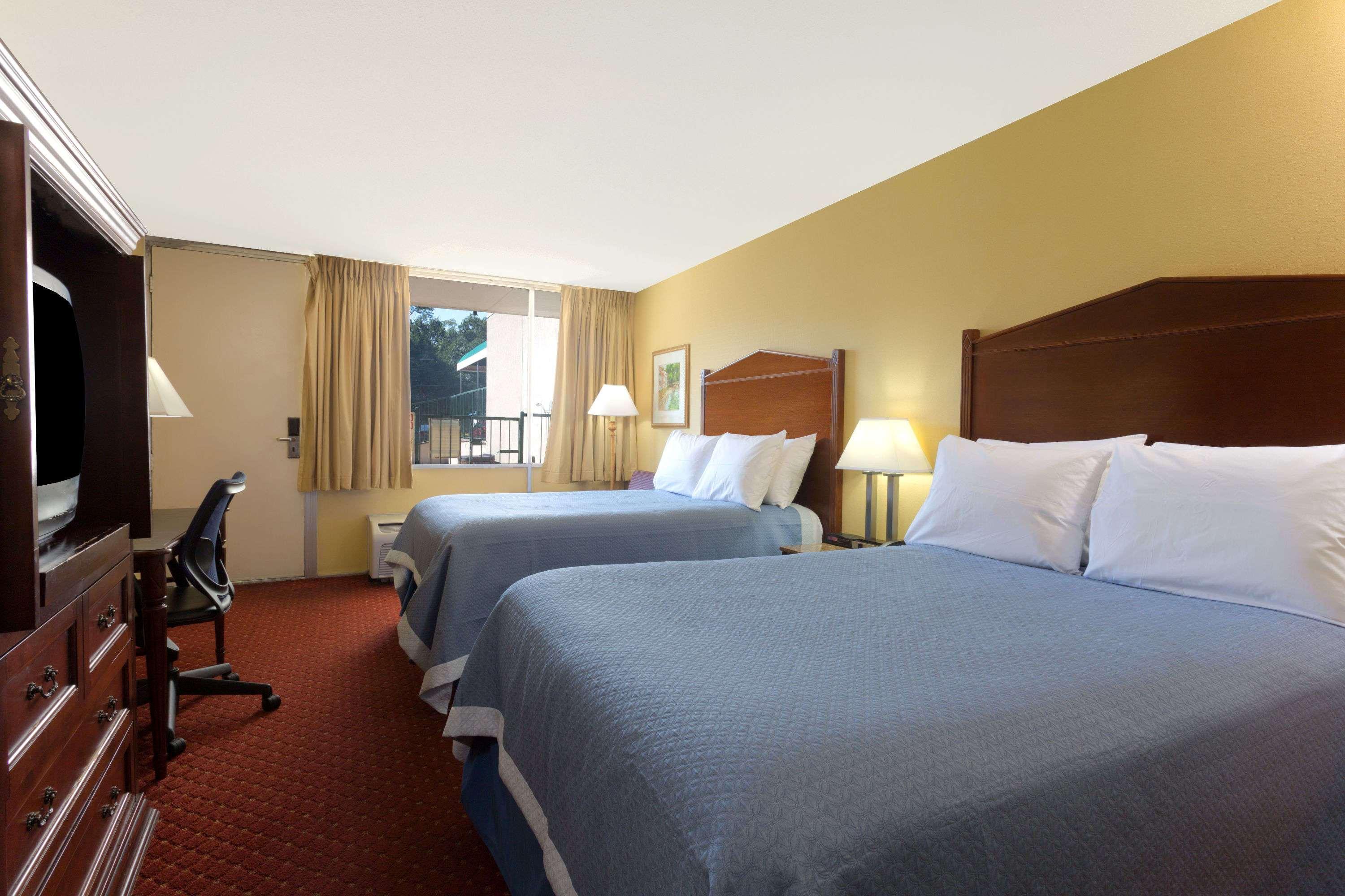 Hotel Days By Wyndham Dc/gateway