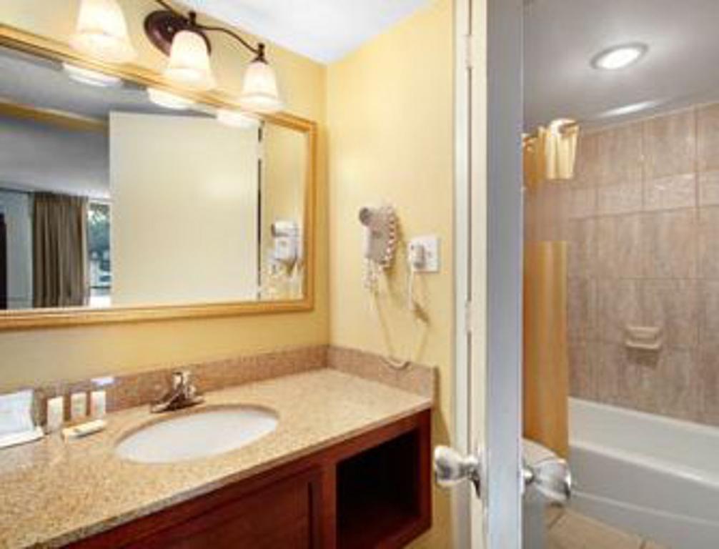 Hotel Days By Wyndham Dc/gateway